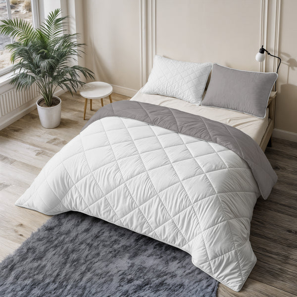 Lazy Bettdecke Uni Beige – Taupe/Grau mit Kissenbezügen