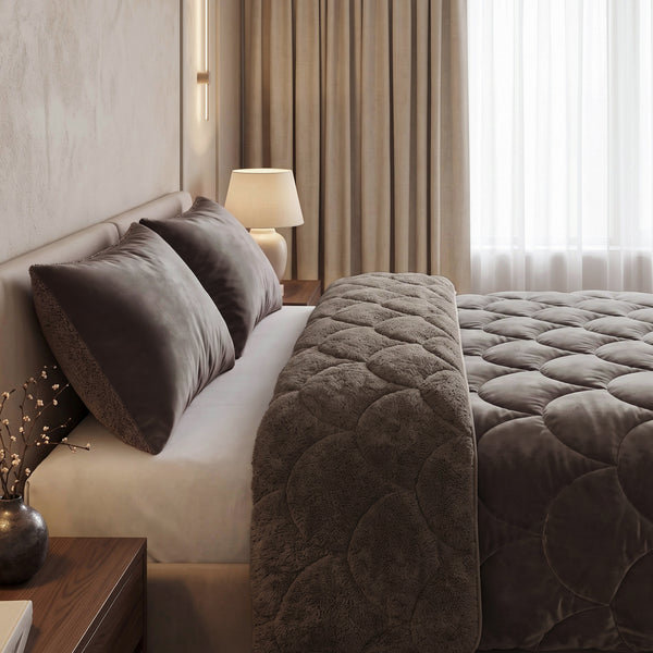 Bettdecke ohne Bezug – Lazy Teddy/Velvet Taupe/Braun mit Kissenbezügen