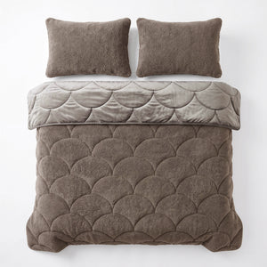 Bettdecke ohne Bezug – Lazy Teddy/Velvet Taupe/Braun mit Kissenbezügen