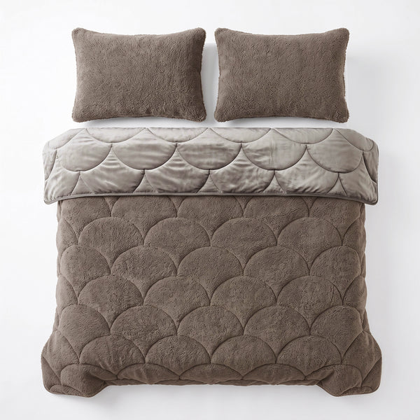 Bettdecke ohne Bezug – Lazy Teddy/Velvet Taupe/Braun mit Kissenbezügen